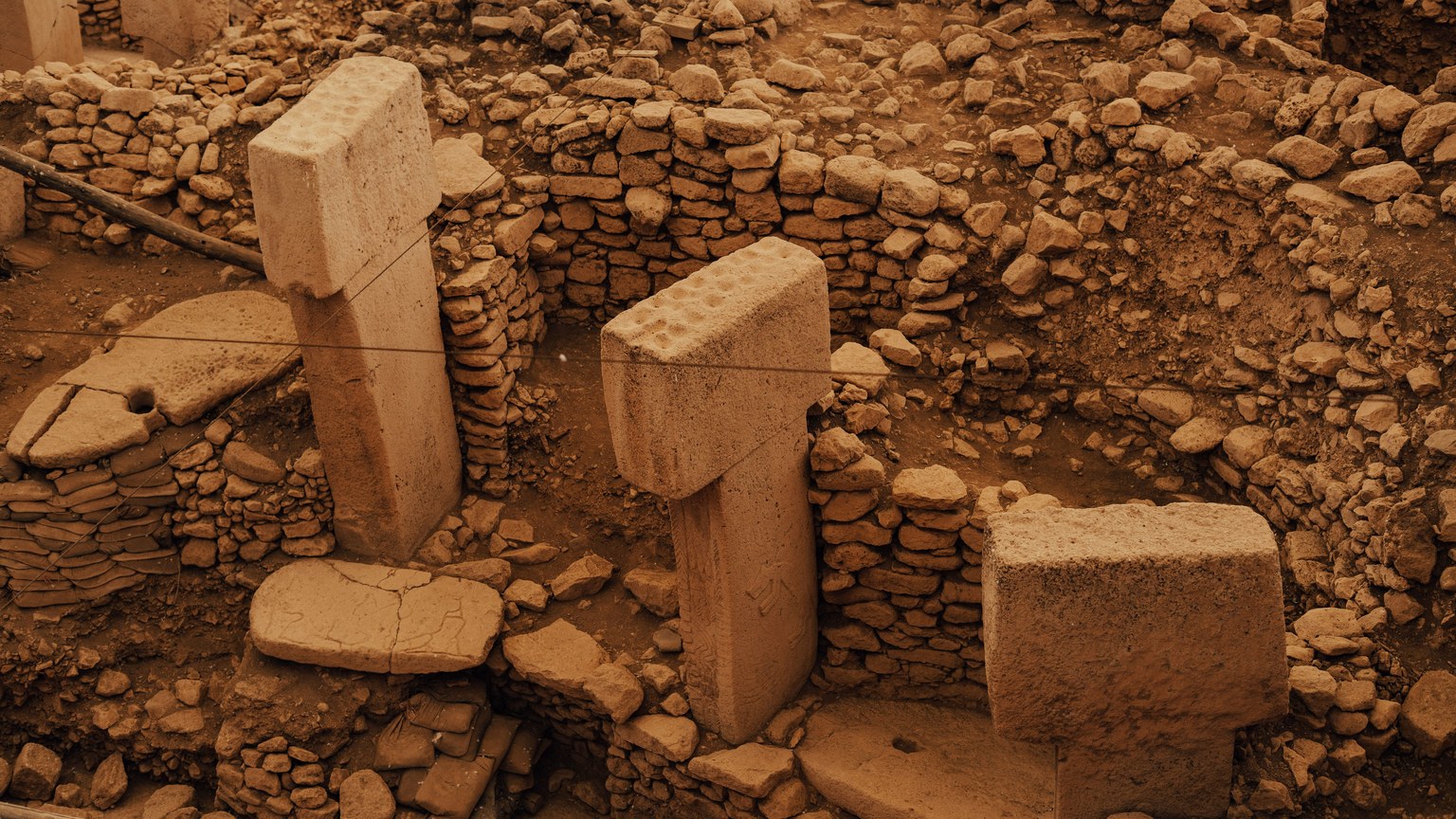 Aerial view of Göbeklitepe archaeological site in Şanlıurfa, Türkiye, showcasing ancient stone structures.