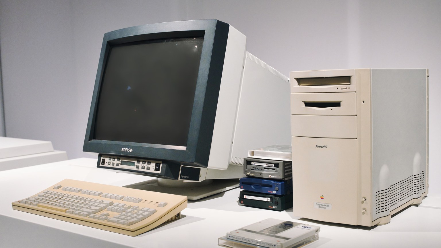 A retro computer setup featuring a classic CRT monitor and vintage CPU, showcasing technology history.