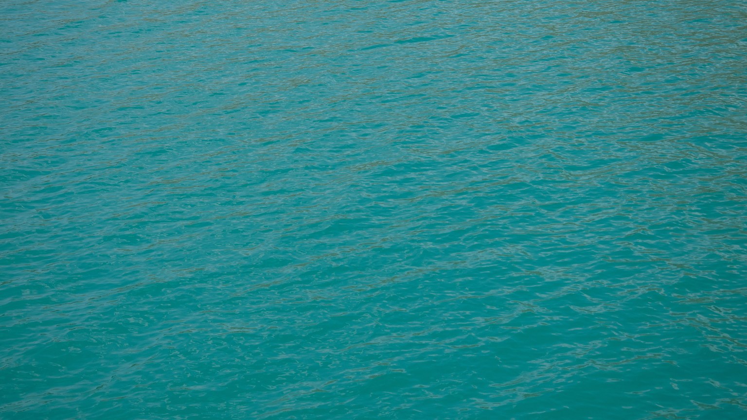 A serene view of turquoise sea water, capturing the tranquility and beauty of nature in Türkiye.